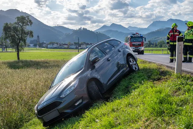 Die heikle Situation wurde durch den aufgeweichten Boden zusätzlich verschärft, da der Pkw nur wenig Halt hatte und jederzeit seine Position verändern konnte.