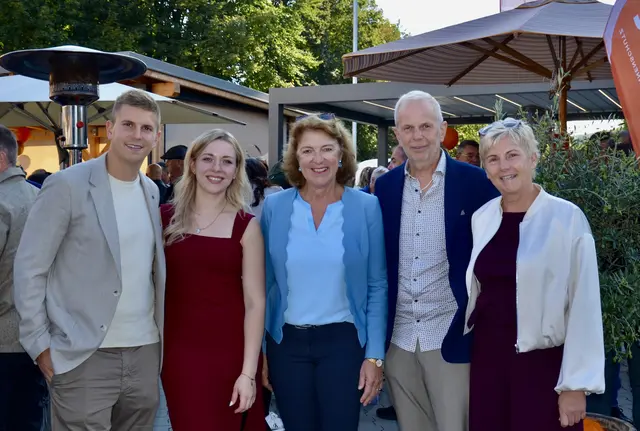 Geschäftsführer bei WEDL Sonnenschutz Fabian Wedl mit Gattin Evi, Bezirkshauptfrau Alexandra Grabner-Fritz, Firmeninhaber Siegfried Wedl mit Gattin und Bürgermeisterin von Seebenstein Marion Wedl (v.l). | Foto: Elisabeth Peinsipp