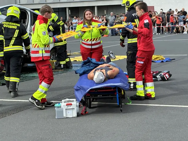 Die Blaulichtorganisationen simulierten einen Verkehrsunfall mit im Fahrzeug eingeklemmten Personen. | Foto: Anna Maria Kaufmann