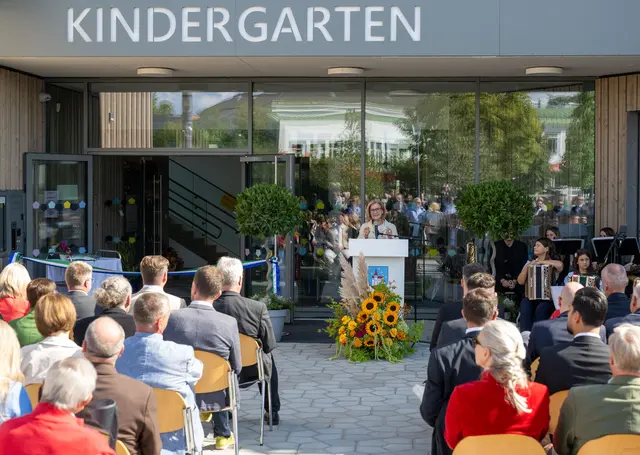 Landeshauptfrau Johanna Mikl-Leitner bei der Eröffnung von Kindergarten und Tagesbetreuungseinrichtung in Leobersdorf. | Foto: NLK Filzwieser