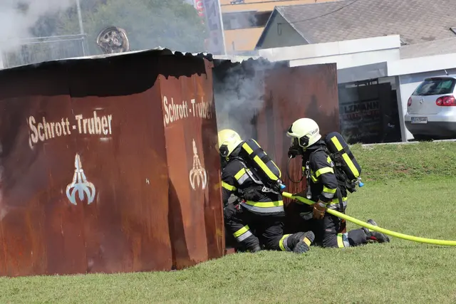 Bei der Schauvorführung Scheunenbrand kamen Atemschutzträger zum Einsatz.  | Foto: Edith Ertl