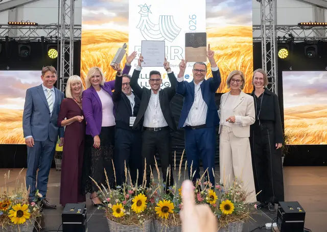 Bürgermeister von Kostelní Lhota Tomás Drobný (von links), Theres Friewald-Hofbauer, Kreishauptfrau Petra Pecková sowie Landeshauptfrau Johanna Mikl-Leitner und Juryvorsitzende Nadja Häupl (rechts) jubelten gemeinsam mit den Vertretern von Gesamtsieger Valposchiavo. | Foto: NLK Khittl