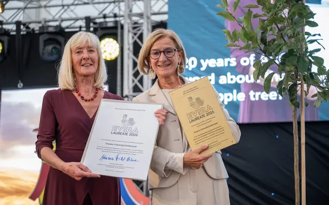 Landeshauptfrau Johanna Mikl-Leitner zeichnete Theres Friewald-Hofbauer mit dem „EViRA Laureate“ aus. | Foto: NLK Khittl