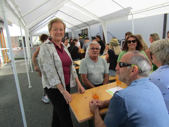 Helene Nikles (l) und ihre Gäste im Empfangszelt. | Foto: Peter Sattler