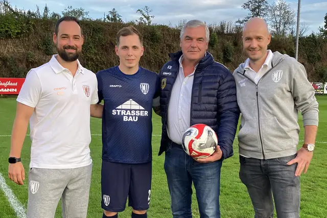"Erfolgsball" als Spende der Gemeinde: Christoph Oswald, Christopher Kowatschitsch, Karl Bohnstingl, Markus Leitinger (v.l.) | Foto: SC