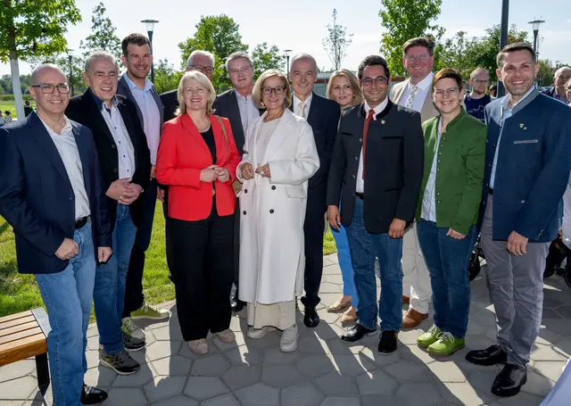 Im Bild: Landeshauptfrau Johanna Mikl-Leitner, Landtagsabgeordnete Karin Scheele (4. von links) und Bürgermeister Andreas Ramharter (8. von links) mit weiteren Ehren- und Festgästen. | Foto: NLK Filzwieser