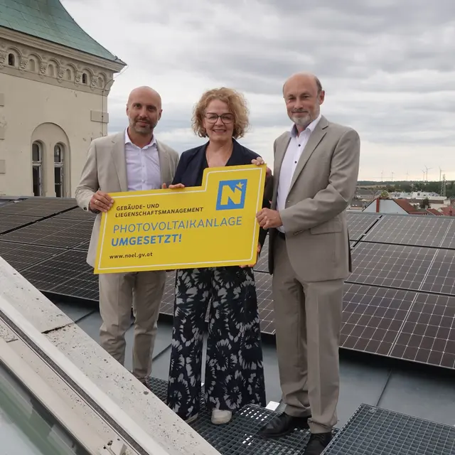 Sonnenstrom für Mistelbach: Auf den Dächern der Bezirkshauptmannschaft und der Landesberufsschule wurden neue Photovoltaikanlagen installiert. | Foto:  Weinzierl