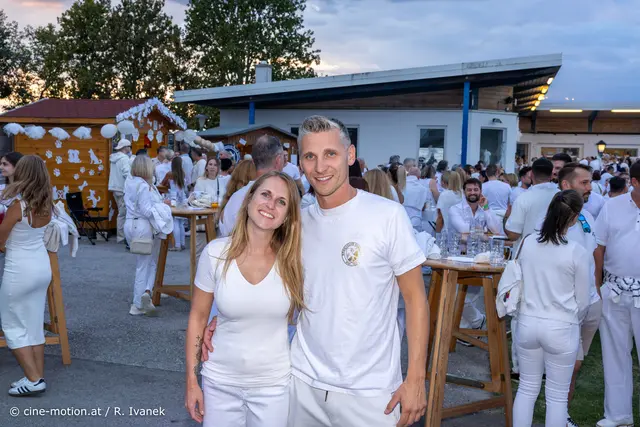 Im Vordergrund die Veranstalter: Sandra Vodnek mit Alexander Gogic (Obmann des SC Himberg) miot einem zufriedenen Lächeln. | Foto: cine-motion.at / R. Ivanek