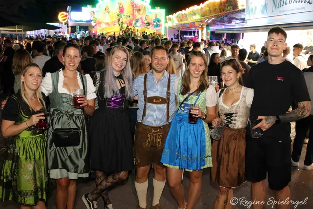 Nicht alle, aber manche wie diese jungen Leute kamen in Tracht. Das sieht doch richtig fesch aus. Abfeiern konnte man aber in jeder Gewandung!