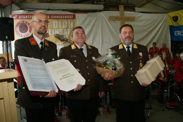 Vize Gerhard Wischenbarth, Kommandant Alfred Gratzer und ABI Franz Berner bei der Urkunden-Übergabe. | Foto: Anna Maria Kaufmann