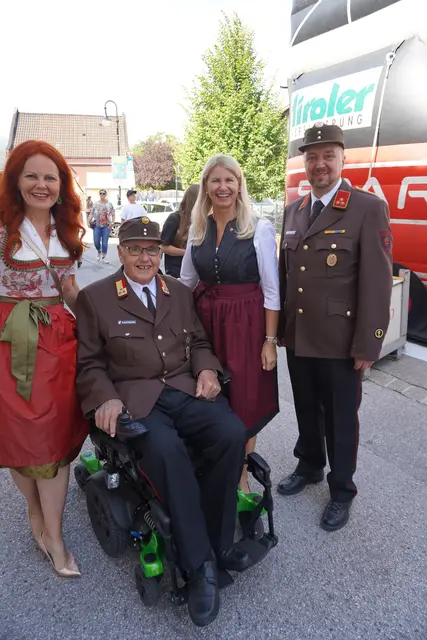 LR Cornelia Hagele sowie Vize-Bgm.in Iris Zangerl Walser und Kdt. Florian Prosch gesellten sich zum Erinnerungsfoto mit Manfred Kaufmann. Kaufmann blickt auf viele Jahrzehnte Feuerwehrgeschichte in Zirl zurück und hat seine Erfahrungen auch in einem Buch festgehalten. | Foto: Georg Larcher / MeinBezirk