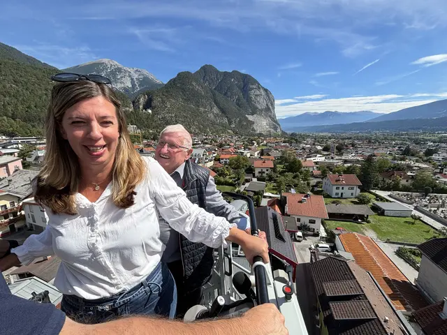 Auch Lisa und der 84-jährige Fritz, beide aus Zirl, ließen es sich nicht nehmen, den Heimatort Zirl aus 42 m Höhe zu betrachten. | Foto: Georg Larcher / MeinBezirk