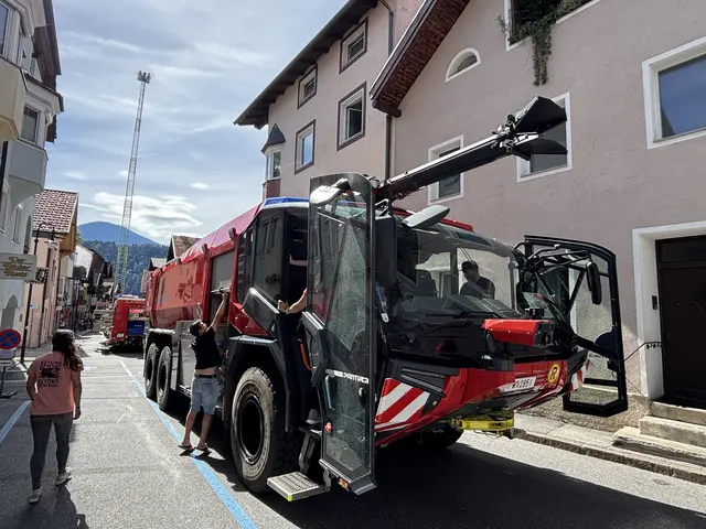 Ein außergewöhnlicher Gast bei der Fahrzeugschau: Dank einer Sondergenehmigung wurde das Flughafenlöschfahrzeug Panther vom Flughafen Innsbruck zur Präsentation nach Zirl gebracht. | Foto: Georg Larcher / MeinBezirk
