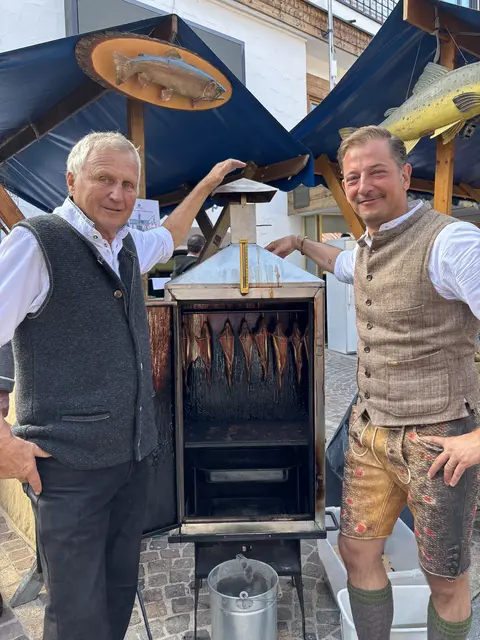 Geräucherte Forellen boten Sepp Kleißl und Alois Seyrling vor dem Hotel Klosterbräu: Die Fische werden zunächst mehrere Stunden in einer Lake mit unter anderem Lorbeer, Holunder, Zucker und Salz eingelegt. Danach werden sie getrocknet und über Nacht aufgehängt. Im Selchofen folgt schließlich bei rund 65 Grad über etwa zwei Stunden der Räuchervorgang. Buchenholz und Wacholder sorgen dabei für die typische Farbe und den besonderen Geschmack. | Foto: Georg Larcher / MeinBezirk