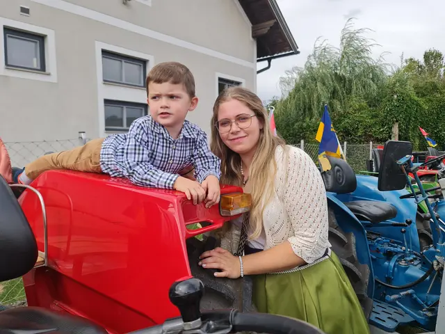 Bettina Saupriegel besuchte gemeinsam mit Fabian das Oldtimertreffen. Besonders die zahlreichen Traktoren begeisterten den jungen Besucher. | Foto: Cornelia Strobl