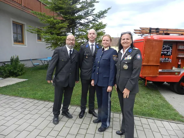 Thomas Morawelz, Daniel Rauchecker, Helga Pasteiner und Katrin Wiesenger von den Blaulicht-Organationen waren auch vor Ort. | Foto: Heribert Punz