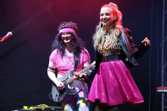 Die Band TrashBax heizte den Besuchern bei der Fliegerparty ein.