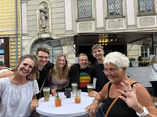 Das breite Grinsen dieser Gruppe beschreibt die Stimmung auf dem Fest perfekt!