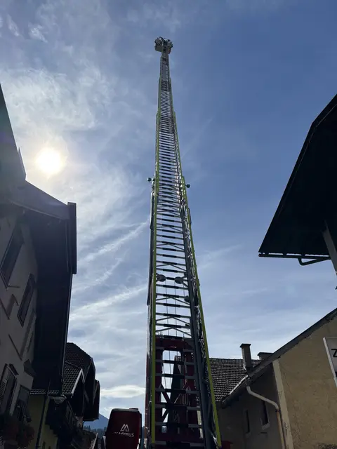 Hoch hinaus ging es bei der großen Feuerwehrschau: Ein rund 42 Meter hoher Kran aus Kufstein war einer der besonderen Hingucker beim Jubiläumsfest in Zirl. | Foto: Georg Larcher / MeinBezirk
