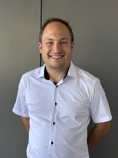 Bernhard Kaiser, Schulleiter des Lavantinums in St. Andrä, fordert einen grundlegenden Wandel im österreichischen Schulsystem. Im Mittelpunkt stehen für ihn Individualisierung, soziale Kompetenzen und ein zeitgemäßer Umgang mit Wissen und künstlicher Intelligenz. | Foto: MeinBezirk.at/Kerstin Pussnig