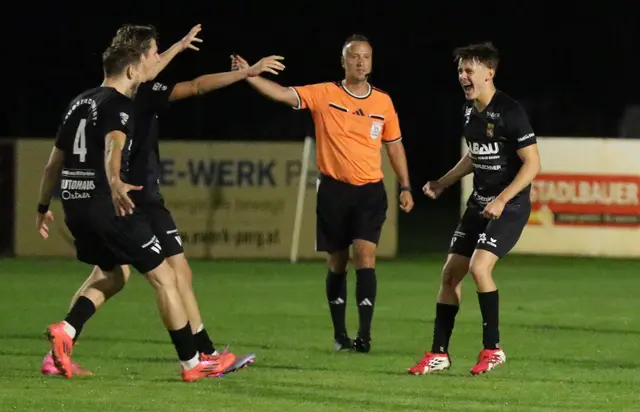 Moritz Füricht und Kollegen von Union Perg beim Torjubel. | Foto: Gerhard Rumetshofer