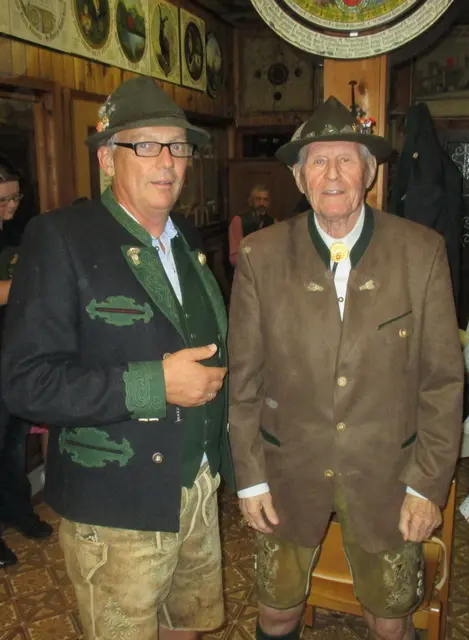 Oberschützenmeister Günter Kaube und Jubilar Kurt Bolliger. | Foto: KSV Ebensee