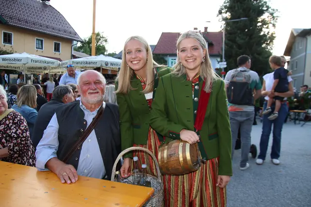 Ex-Bürgermeister Josef Krois, Marketenderinnen Lara und Melanie.