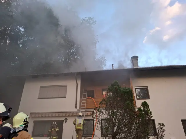 In einem derzeit unbewohnten Haus in Rum brach am Samstagabend ein Feuer aus. | Foto: Rotes Kreuz Innsbruck