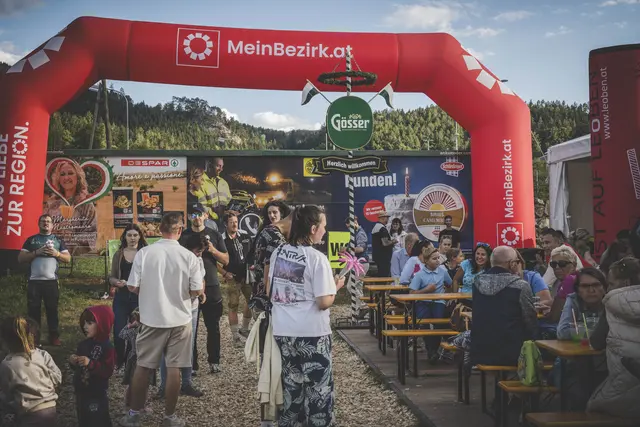 Prosit der Gemütlichkeit: Diese Gäste genießen den Wiesenfestnachmittag. | Foto: Klaus Pressberger