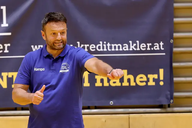 Leoben-Cheftrainer Dino Poje dirigierte seine Mannschaft zum Sieg. | Foto: GEPA pictures/Hans Oberländer