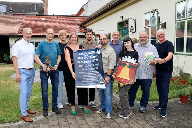 Vizebgm. KommR Ing. Günther Kautz (Neunkirchen), Andreas Pollak (Galerie Panhistorik), STR Mag. Bernd Trenk, MA MA (Neunkirchen), Mag. Vanessa Staudenhirz, Mag. Benedikt Wallner, Hannes Schiel, MA, (Museum Neunkirchen) Bernhard Pichler (Dorfmuseum Raglitz), Theresa Payer, MA, Mag. Michael Wilczek (beide Rennermuseum Gloggnitz) und Vizebgm. KommR Peter Spicker (Ternitz). | Foto: Stadtgemeinde Neunkirchen