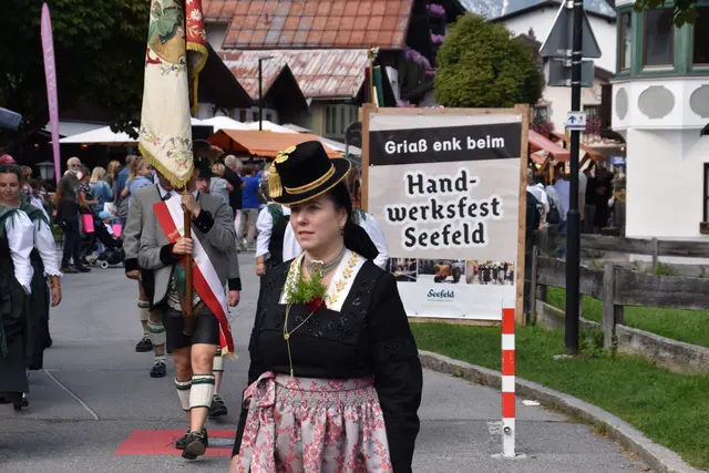 Am Sonntag gehörte die große Bühne dann dem Brauchtum. Nach der Messe setzte sich der Festzug durch die Seefelder Fußgängerzone in Bewegung. Rund 800 bis 900 Teilnehmer – Trachtenvereine und Gruppen aus der Region – präsentierten die Vielfalt der Tiroler Tracht und des regionalen Brauchtums. | Foto: Georg Larcher / MeinBezirk