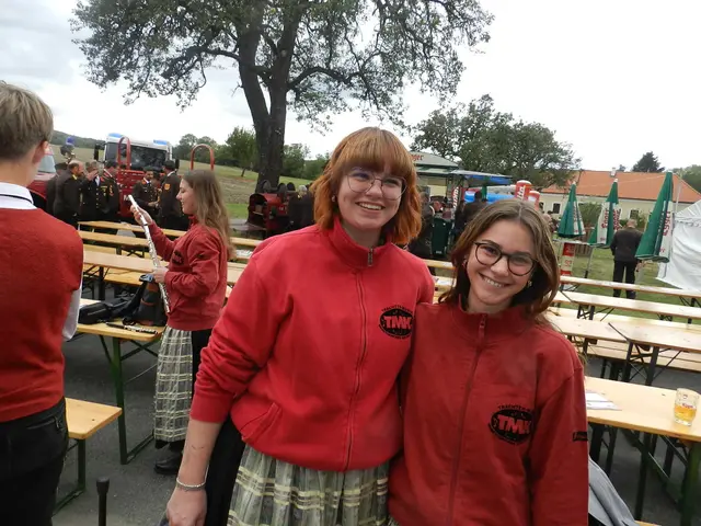 Lana Michelle Früheis und Elora Lendl waren von der Trachtenmusik Kirchstetten dabei. | Foto: Heribert Punz