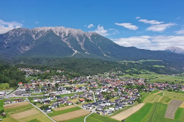 Ein Pkw kam auf der Obtarrenzer Landesstraße von der Fahrbahn ab und stürzte in ein Waldstück, wo er auf dem Dach liegen blieb. | Foto: Michael Baumann