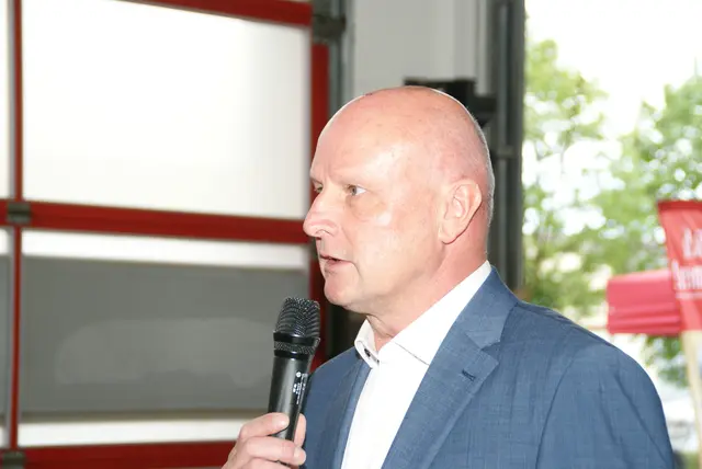 Bürgermeister Reinhard Deutsch erläuterte den Zubau des Feuerwehrhauses. | Foto: Anna Maria Kaufmann