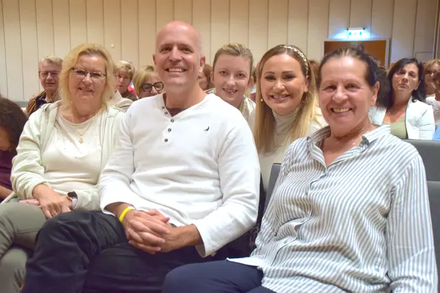 Auch Musical Güssing war zu Gast in der Stadthalle Fürstenfeld: Florian und Marianne Resetarits (rechts) sowie Sängerin Adriana, alias Petra Melcher (2. v. rechts).  | Foto: Elisabeth Kloiber/MeinBezirk