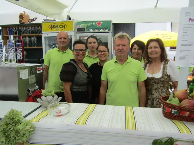 Kurt Löffler( vorne in der Mitte) und seine Helfer.