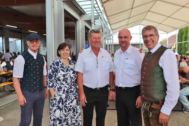 Statt einer Fahrzeugsegnung feierten Pfarrer Edi Muhrer, Vzbgm. Christa Modl, ABI Hannes Binder, OBI Daniel Gössler und Bgm. Erich Gosch mit einem Besucherrekord einen Frühschoppen. | Foto: Edith Ertl