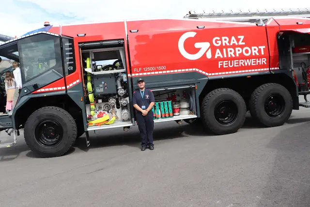 Trotz gescheiterter Fahrzeugweihe verzeichnete die FF Feldkirchen einen Besucherrekord. Hunderte kamen zum Frühschoppen. Bei einer Leistungsschau der umliegenden Feuerwehren war das neue Flughafenlöschfahrzeug FLF TANK 3 der Star. Für das Fahrzeug wurden Mitglieder der Betriebsfeuerwehr Flughafen Graz eingeschult. Einer von ihnen ist Matthias Stampfl, der beim Frühschoppen der FF Feldkirchen den Besuchern das moderne Fahrzeug erklärte.  | Foto: Edith Ertl