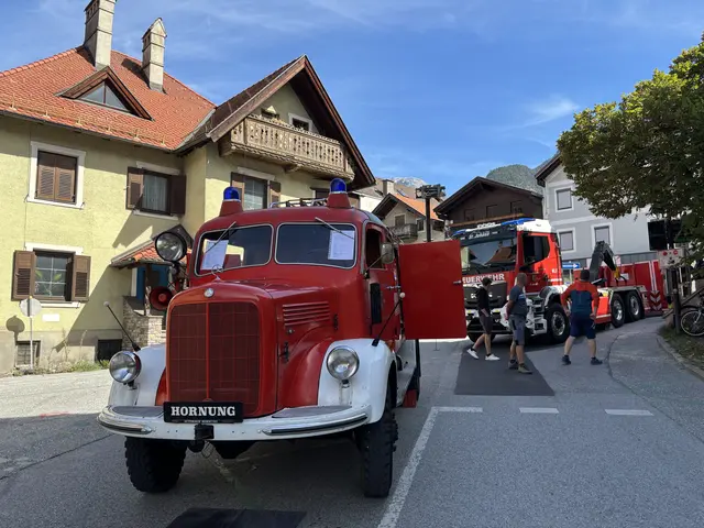 Feuerwehrgeschichte zum Anfassen: Entlang der Kirchstraße wurden historische Fahrzeuge und Gerätschaften präsentiert und teilweise auch bei Vorführungen in Aktion gezeigt. | Foto: Georg Larcher / MeinBezirk