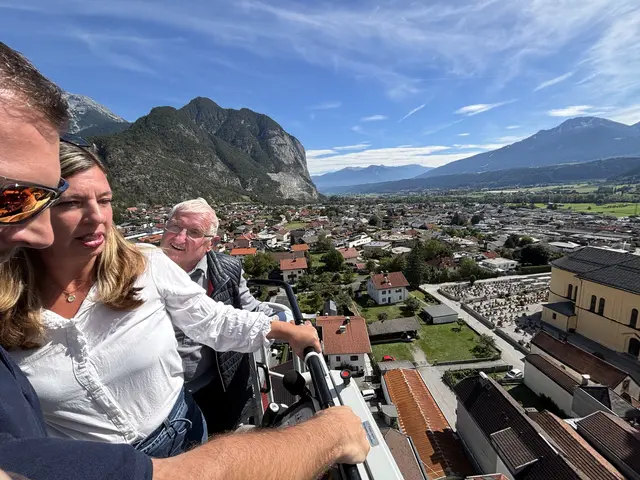 Auch Lisa und der 84-jährige Fritz, beide aus Zirl, ließen es sich nicht nehmen, den Heimatort Zirl aus 42 m Höhe zu betrachten. | Foto: Georg Larcher / MeinBezirk