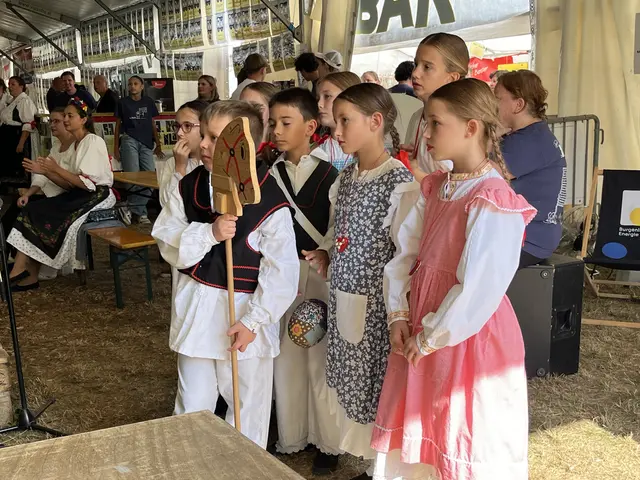 Die Kinder des Folkloreensembles aus dem kroatischen Koprivnica warten auf ihren Auftritt | Foto: Gesa Buzanich