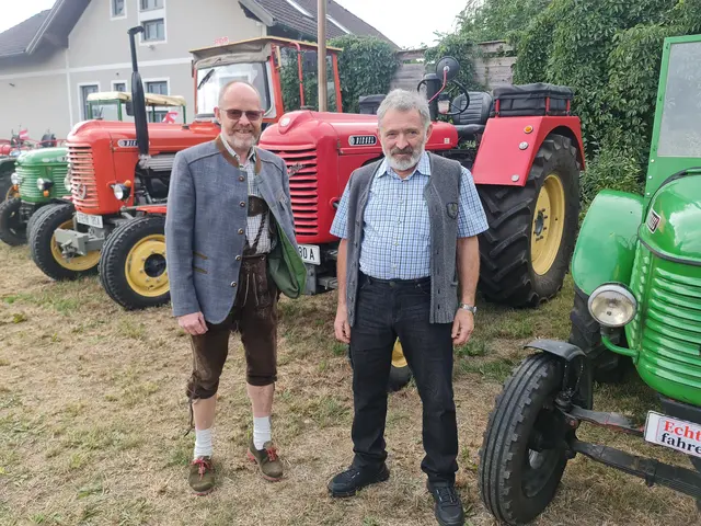 Franz Steigenberg und Johann Dirnberger nutzten den Besuch beim Oldtimertreffen, um sich die zahlreichen ausgestellten Traktoren genauer anzusehen. | Foto: Cornelia Strobl