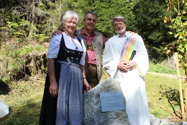Bürgermeister Markus Baumann übergab Loni und Diakonjubilar Franz Hofinger „ihren“ Gedenkstein mit Erinnerungstafel.  | Foto: Jordan
