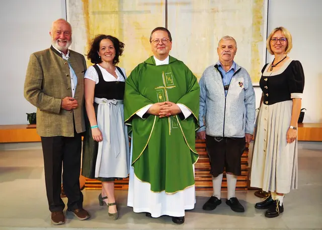Abschlussgruppenbild v.l.n.r.:
- Hans MACHOWETZ, Pfarrangehöriger
- Mag. Elisabeth GOSLING, gf. Pfarrgemeinderätin
- MMag. Thomas RENNER, Dompropst
- Dr. Josef PASTEINER, Pfarrgemeindrat
- Mag. Andrea SCHNEIDER, Corleiterin CANTonio
