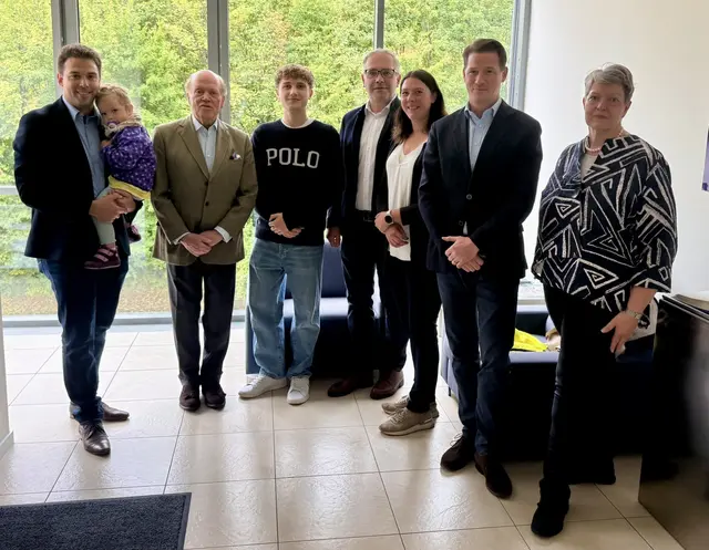 Den ganzen Tag über stellten sich auch immer wieder Ehrengäste ein. Bürgermeister Manuel Aichberger mit Tochter Maya, Vizebürgermeister Christian Buxhofer mit Sohn Matthias und VP-Bezirksgeschäftsführerin Raffaela Au in Vertretung von Bundesrat Karl Weber wurden etwa persönlich von Paradeunternehmer Cornelius Grupp, Leopold Pasquali (CEO PREFA) und Elke Sima (Chief Human Resources Officer PREFA &amp; Neuman) zunächst im Firmenheadquarter empfangen und herzlich willkommen geheißen. | Foto: GM Lilienfeld