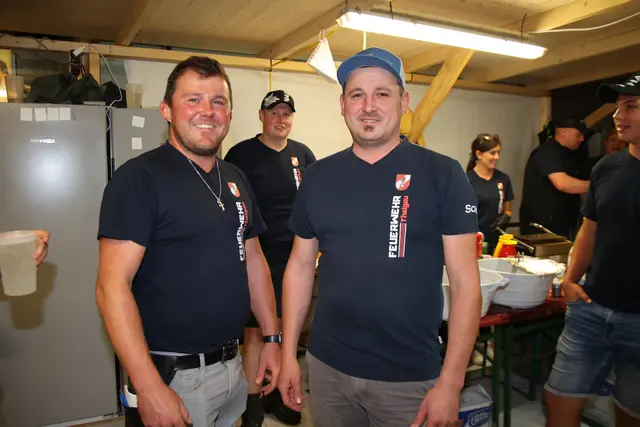 Feuerwehr: Andreas, Christian und Thomas im Einsatz für die Gäste.
