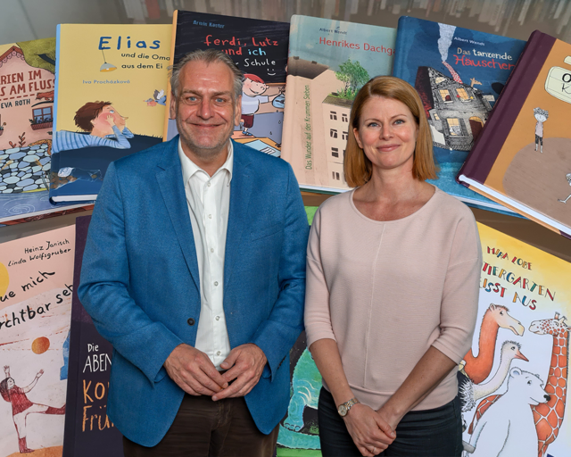 NÖ GVV-Präsident Andreas Kollross und Verlagsgeschäftsführerin Anna Stacher-Gfall setzen mit der Bücheraktion auf hochwertige Kinderliteratur und gezielte Leseförderung. | Foto: NÖ GVV