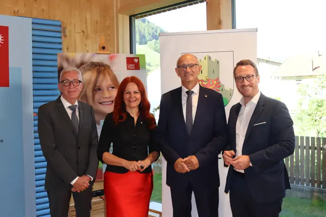 Vor der offiziellen Eröffnung des Kindergartens Angedair fand eine Pressekonferenz statt – hierbei standen Landecks Bürgermeister Herbert Mayer, Bildungslandesrätin Cornelia Hagele, Landeshauptmann Anton Mattle und LH-Stellvertreter Philip Wohlgemuth Rede und Antwort.  | Foto: Elisabeth Zangerl