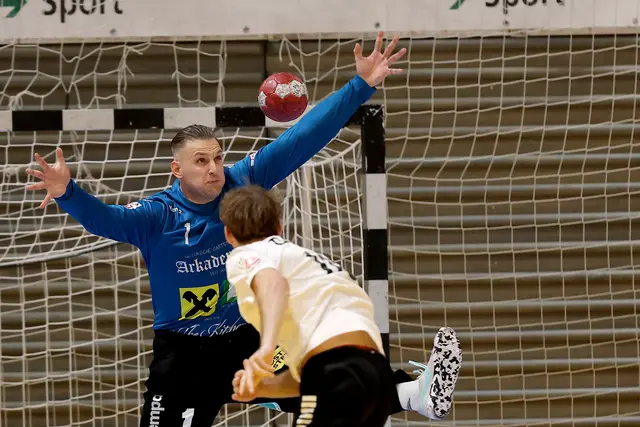  Leoben-Torhüter Leo Nikolic  muss einen Treffer von James McLachlan (Perchtoldsdorf) hinnehmen. | Foto: GEPA pictures/Hans Oberländer